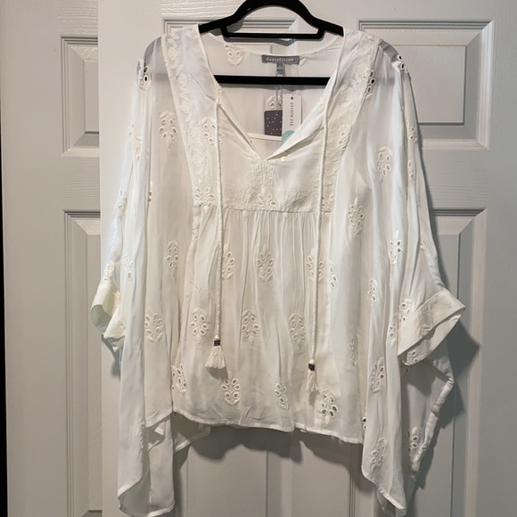 Daniel Rainn Tops - NWT DANIEL RAINN white Fawna Dolman sleeve top. Size M